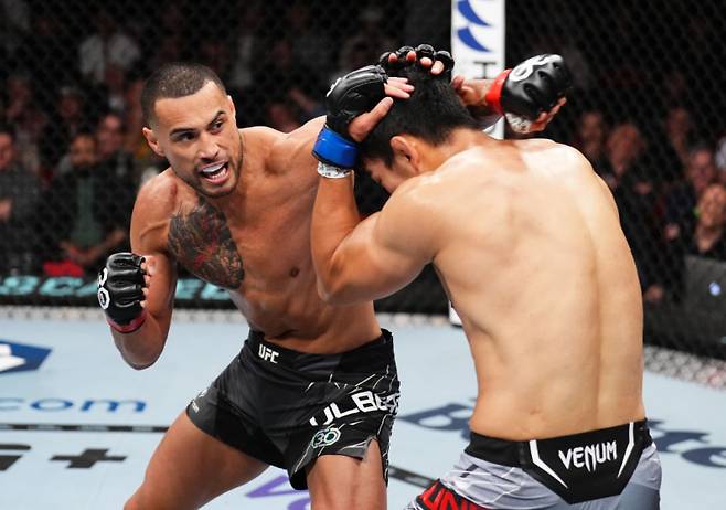 UFC 라이트헤비급 랭킹 3위 ‘블랙 잭’ 카를로스 울버그(왼쪽)와 정다운. UFC 제공