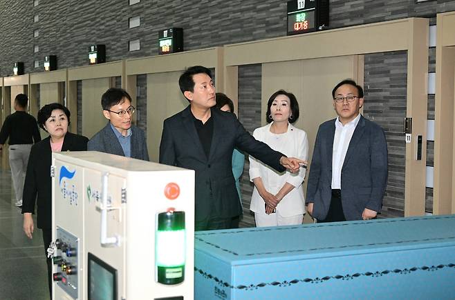 오세훈 서울시장이 11일 서울추모공원에 증설된 화장로에서 운행중인 자율주행로봇(AMR) 시운전 과정을 점검하고 있다.