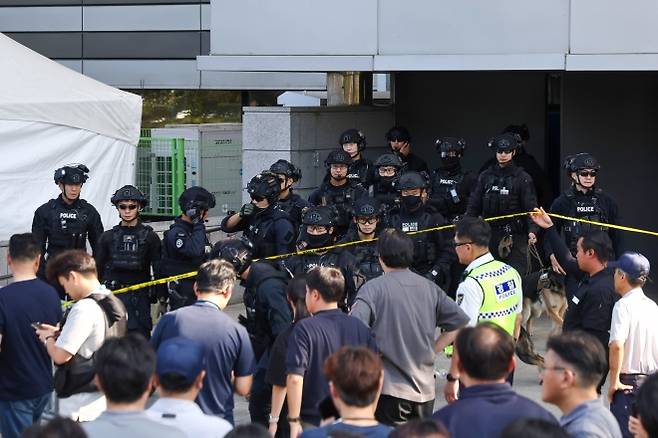 지난 10일 서울 올림픽공원 KSPO돔(올림픽체조경기장)에서 폭발물 설치 신고가 접수된 가운데 수색을 마친 특공대가 이동하고 있다. 연합뉴스