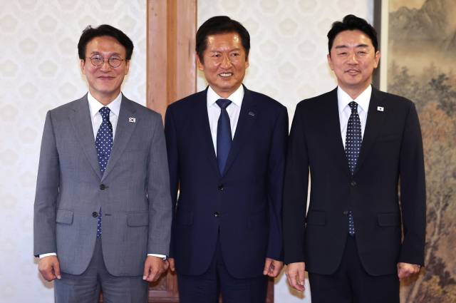 김민석(왼쪽) 국무총리가 10일 서울 종로구 삼청동 총리공관에서 열린 고위당정협의회에서 정청래(가운데) 더불어민주당 대표, 강훈식 대통령 비서실장과 기념 촬영을 하고 있다. 연합뉴스