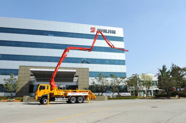 전진건설로봇이 생산하는 콘크리트펌프카 ‘JM-ZR35’ 모델. 사진 제공=전진건설로봇출처