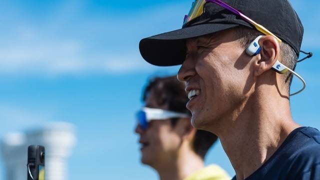 골전도(오픈형) 이어폰은 야외 러닝 시 외부 소음을 들을 수 있어 사고 예방에 도움 된다|출처: 션 인스타그램