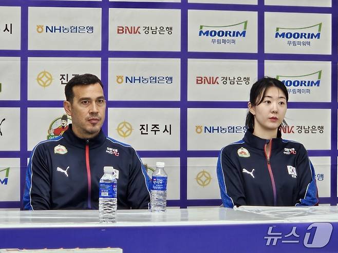 여자배구 대표팀의 강소휘(오른쪽) ⓒ News1 안영준 기자
