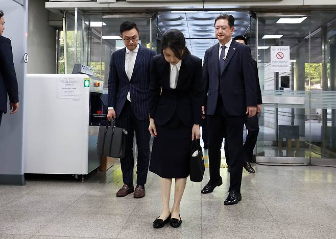 윤석열 전 대통령 부인 김건희 여사가 12일 구속 전 피의자 심문(영장실질심사)을 받기 위해 서울 서초구 서울중앙지법에 출석하고 있다./사진공동취재단