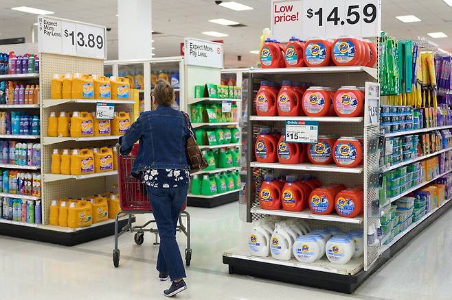 2025년 7월 29일, 미국 캘리포니아주 로스앤젤레스의 한 매장에서 판매 중인 프록터앤드갬블(P&G) 제품 진열대 앞을 한 사람이 지나가고 있다. 세제, 화장지, 치약 등을 생산하는 프록터앤드갬블은 관세로 인한 비용 부담 탓에 미국 내 판매하는 일부 제품의 가격을 8월부터 인상하겠다고 밝혔다. EPA연합뉴스