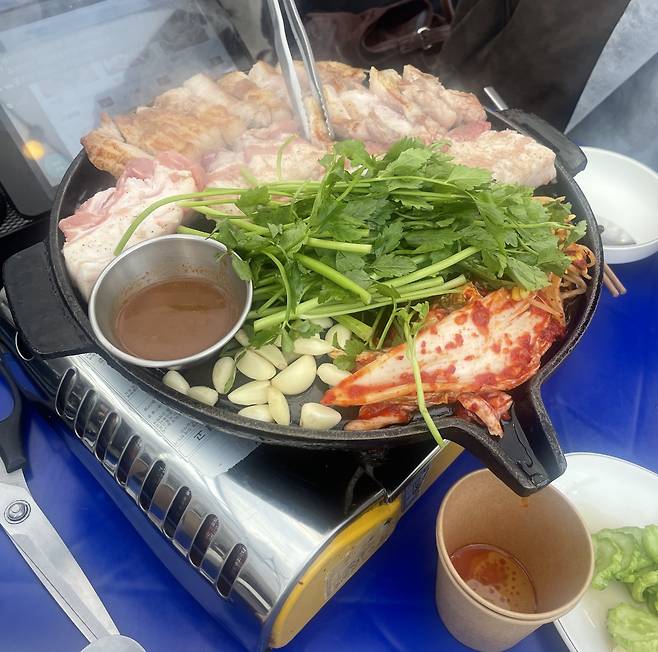 The popular samgyeopsal, or grilled pork belly, dish at Tae Tae Samgyeop No. 2 in Sindang-dong, Seoul (Kim Jae-heun/The Korea Herald)