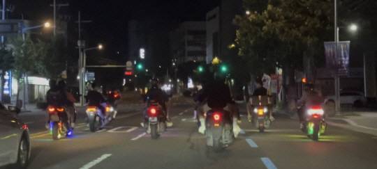 지난해 광복절 심야에 대구시 내 도로를 달리는 폭주족 모습. 대구경찰청 제공