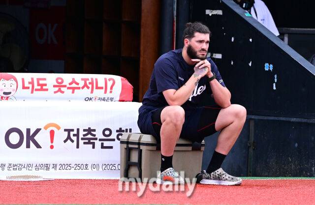 한화 폰세가 혼자 조용히 앉아 마인드컨트롤을 하고 있다 / 수원 = 유진형 기자 zolong@mydaily.co.kr