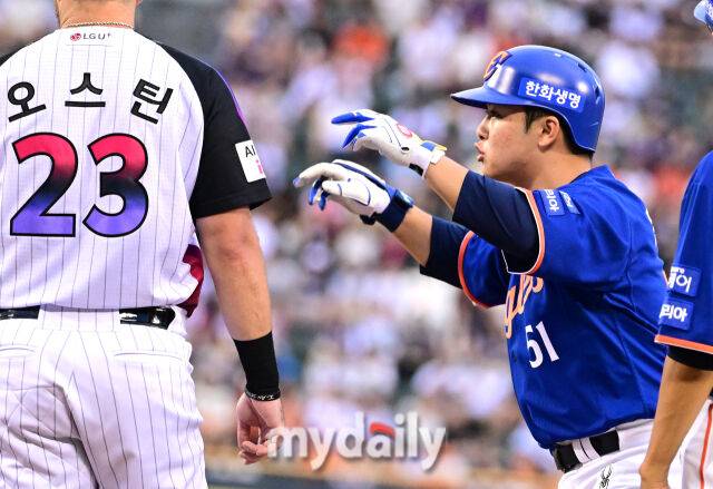 2025년 8월 8일 오후 서울 잠실구장에서 열린 '2025 신한 SOL뱅크 KBO 리그' 한화 이글스와 LG 트윈스의 경기. 한화 문현빈이 3회초 2사 후 안타를 친 뒤 기뻐하고 있다./마이데일리