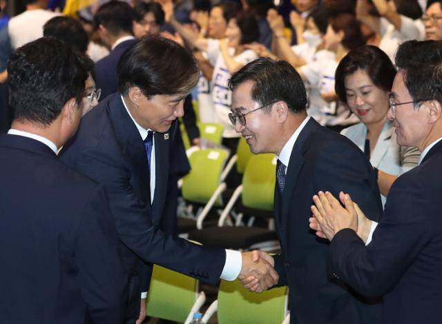 김동연 경기도지사(오른쪽 세 번째)가 지난해 7월 수원에서 열린 조국혁신당 전국당원대회에서 조국 전 대표와 악수하고 있다. 뉴스1