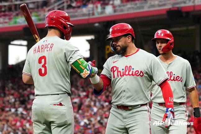 카일 슈와버(가운데)가 12일(한국시간) 신시내티전에서 8회 2점 홈런을 터트린 뒤 세리머니를 하고 있다. /AFPBBNews=뉴스1