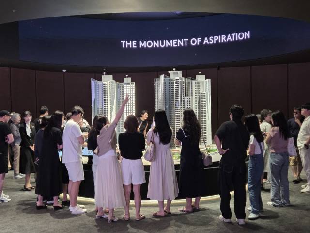 써밋 리미티드 남천 견본주택에서 방문객들이 모형도를 관람하고 있다. 대우건설 제공