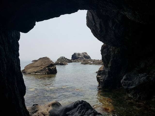 감포 해안가의 용굴.