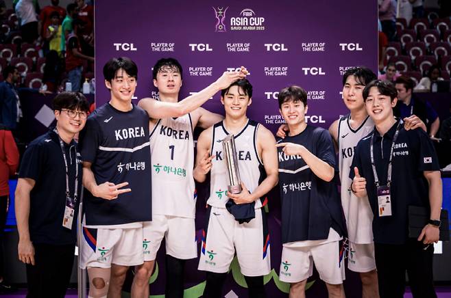 대표팀 선수들이 포즈를 취하고 있다. 사진 | FIBA