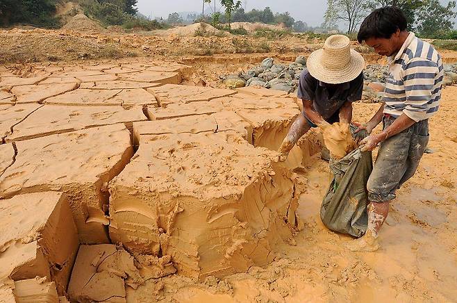 비평가들은 중국의 환경 보호와 규제가 허술하다고 평가한다
