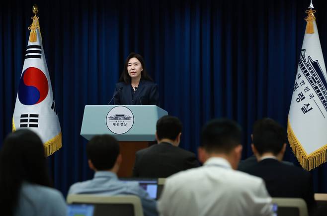 강유정 대통령실 대변인이 13일 서울 용산 대통령실 청사에서 한-일 정상회담 개최 관련 브리핑을 하고 있다. 연합뉴스