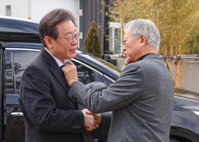 이재명 더불어민주당 당시 대표가 지난해 2월 4일 경남 양산시 평산마을 문재인 전 대통령 사저를 찾아 문 전 대통령과 인사 나누며 피습당한 목의 흔적과 관련한 대화를 나누고 있다. 더불어민주당 제공