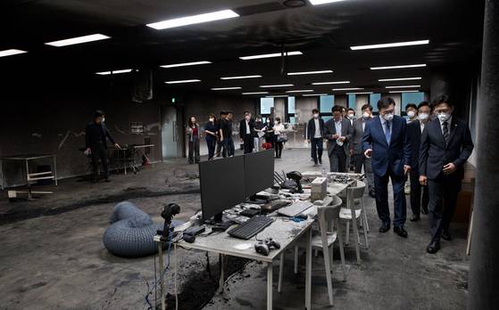 배경훈 과학기술정보통신부 장관이 13일 서울 관악구 서울대학교 유회진학술정보관 실습실을 방문해 배터리 화재 사고 현장을 둘러보고 있다.과학기술정보통신부 제공=연합뉴스