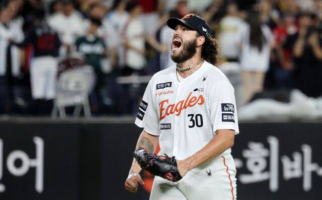 프로야구 한화 이글스의 투수 코디 폰세(왼쪽)가 12일 대전 한화생명볼파크에서 열린 롯데 자이언츠와의 경기에서 6회 초 롯데 한태양을 삼진으로 잡은 후 포효하고 있다. 이 삼진으로 KBO리그 역대 최소경기 200탈삼진 기록을 세운 폰세는 이날 시즌 15승(무패)을 올리며 개막 이후 최다 연승 기록도 달성했다. 연합뉴스