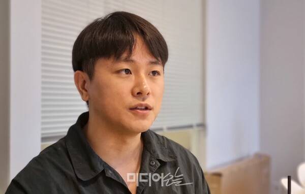 ▲김인식 스튜디오모닥 PD가 지난 6일 서울 마포구 상수동 사옥에서 미디어오늘과 인터뷰하는 모습. 사진=금준경 기자