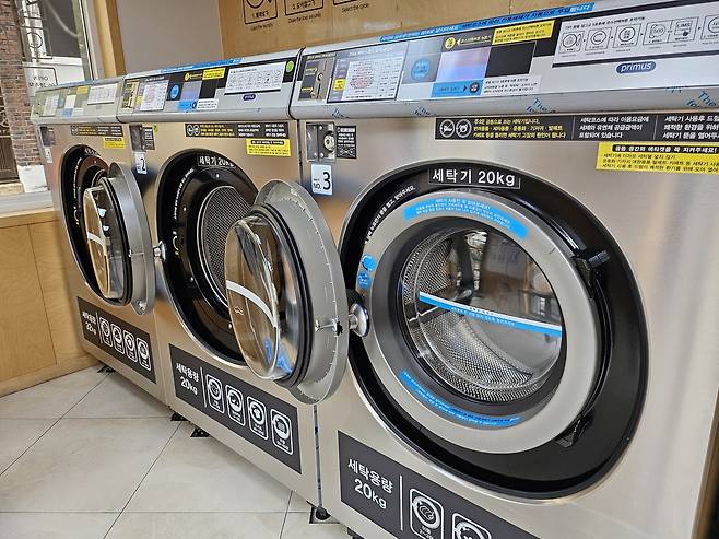 한 코인 세탁소에 설치된 세탁기. 김광우 기자.