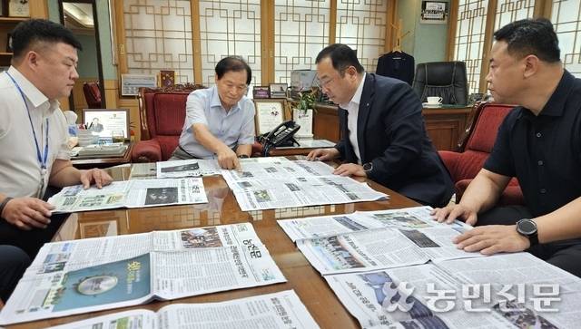 인천원예농협 이기용 조합장(왼쪽 두번째)이 임직원과 함께 회의 시간에 ‘농민신문’의 기사를 살펴보며 의견과 정보를 나누고 있다.