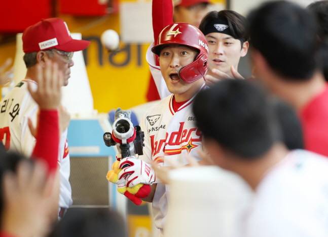 하재훈(가운데)이 2회말 홈런을 터뜨리며 대포 세리머니를 하고 있다. /사진=SSG 랜더스 제공