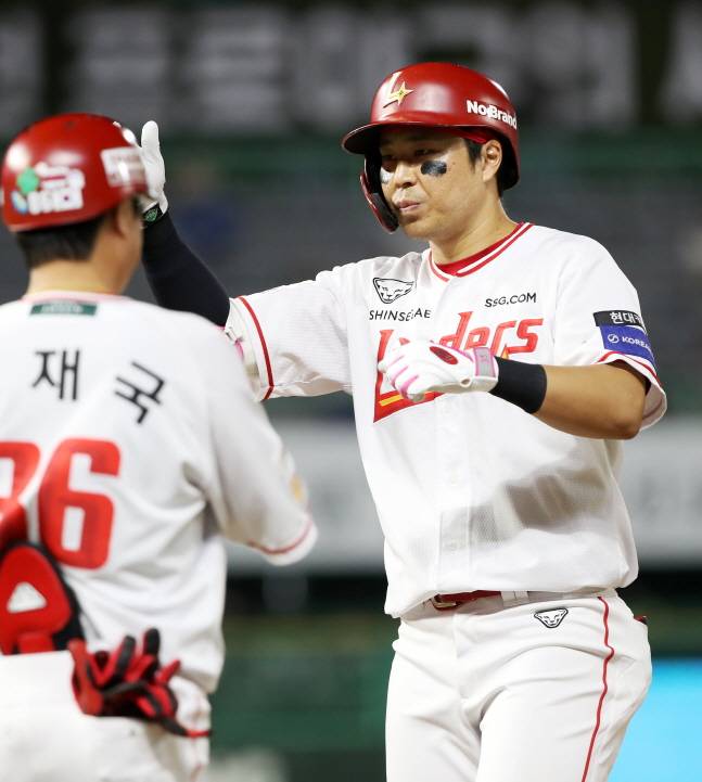 7회말 쐐기 적시타를 날린 한유섬(오른쪽)이 세리머니를 하고 있다. /사진=SSG 랜더스 제공