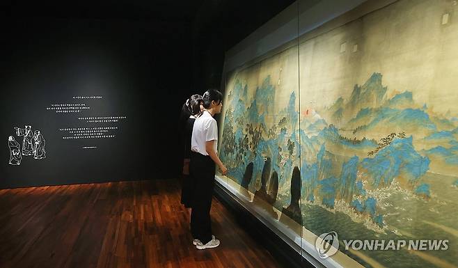 노수현 '조일선관도' 공개 (서울=연합뉴스) 진연수 기자 = 13일 서울 종로구 국립고궁박물관에서 열린 개관 20주년 맞이 특별전 '창덕궁의 근사(謹寫)한 벽화' 언론 간담회에서 참석자들이 노수현의 '조일선관도'를 살펴보고 있다.
이번에 공개되는 벽화 6점은 비단에 그린 후 종이로 배접하고, 이를 벽에 부착하는 형태의 부벽화(付壁畵)다. 벽에 직접 그린 그림과는 다르다. 각각의 높이는 180∼214㎝, 너비는 525∼882㎝로, 모두 국가등록문화유산이다. 2025.8.13 jin90@yna.co.kr