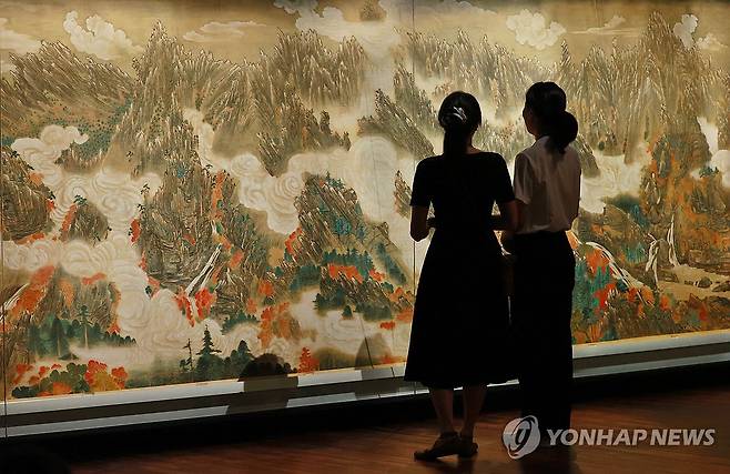 '세상 만물을 유람하다' (서울=연합뉴스) 진연수 기자 = 13일 서울 종로구 국립고궁박물관에서 열린 개관 20주년 맞이 특별전 '창덕궁의 근사(謹寫)한 벽화' 언론 간담회에서 참석자들이 김규진의 '금강산만물초승경도'를 살펴보고 있다.
이번에 공개되는 벽화 6점은 비단에 그린 후 종이로 배접하고, 이를 벽에 부착하는 형태의 부벽화(付壁畵)다. 벽에 직접 그린 그림과는 다르다. 각각의 높이는 180∼214㎝, 너비는 525∼882㎝로, 모두 국가등록문화유산이다. 2025.8.13 jin90@yna.co.kr