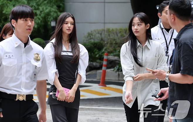 뉴진스 다니엘과 민지가 14일 서울 서초구 서울중앙지방법원에서 열린 어도어가 뉴진스를 상대로 제기한 전속계약 유효 확인 소송 조정기일에 출석하고 있다. 뉴진스와 어도어 간의 합의에 이르지 못할 경우, 재판부는 오는 10월 판결을 선고할 예정이다. 2025.8.14/뉴스1 ⓒ News1 김성진 기자