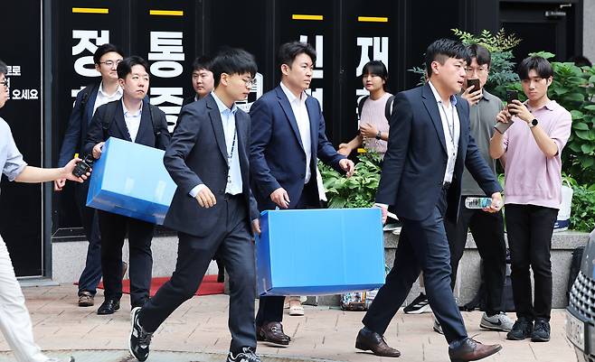 김건희 여사와 관련한 각종 의혹을 수사하는 민중기 특별검사팀 관계자들이 11일 오후 '나토 목걸이 의혹'과 관련해 서울 서초구 서희건설 본사에 대한 압수수색을 마친 후 압수품 상자를 들고 이동하고 있다./뉴스1
