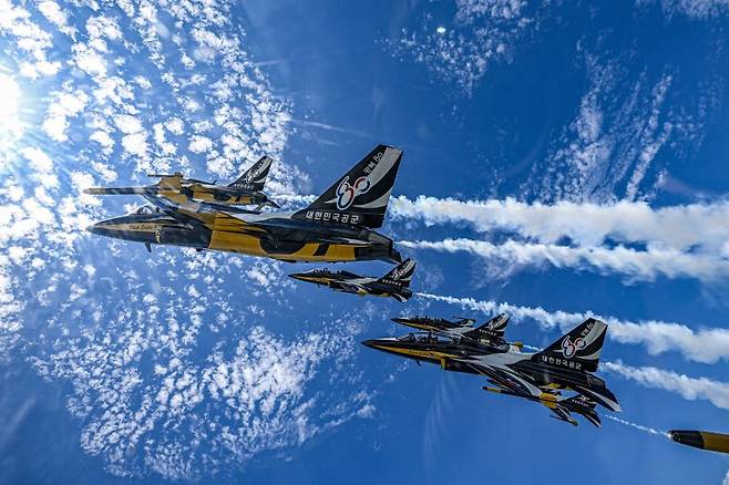 공군은 대한민국 공군 특수비행팀 '블랙이글스(Black Eagles)' T-50B 항공기의 수직 꼬리날개에 광복 80년 기념 엠블럼을 부착했다고 14일 밝혔다. 사진은 광복 80년을 맞아 기념 엠블럼을 부착한 블랙이글스 T-50B 항공기가 비행하고 있는 모습. 공군 제공