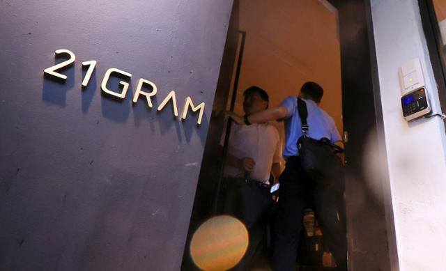 김건희 여사의 각종 의혹을 수사하는 민중기 특별검사팀 관계자들이 13일 오전 서울 성동구에 위치한 인테리어 업체 21그램 사무실로 들어가고 있다. 뉴스1