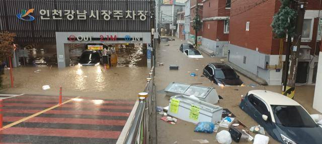 집중호우가 내린 13일 인천 서구 인천강남시장 주차장이 침수돼 있다. 뉴스1