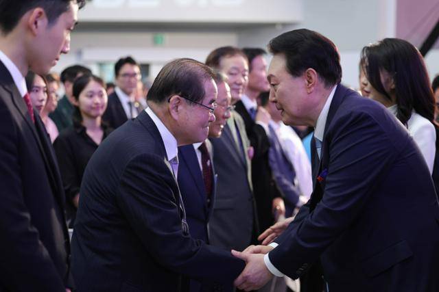윤석열(오른쪽) 대통령이 2023년 8월 15일 서울 서대문구 이화여대 대강당에서 열린 제78주년 광복절 경축식에서 이종찬 광복회장과 인사하고 있다. 서재훈 기자