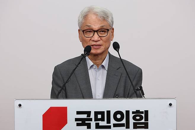 징계 논의 결과 설명하는 여상원 윤리위원장