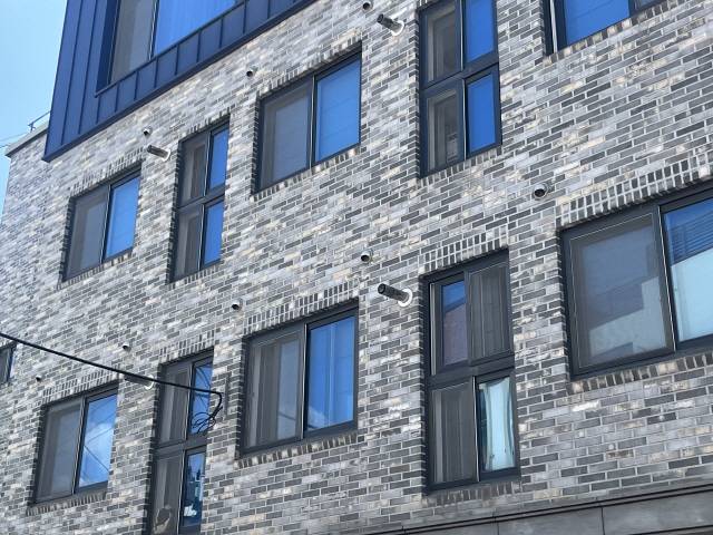 ▲ 13일 춘천의 한 원룸 창가에 태극기를 걸 수 있는 게양대가 설치돼 있지 않다. 최수현 기자