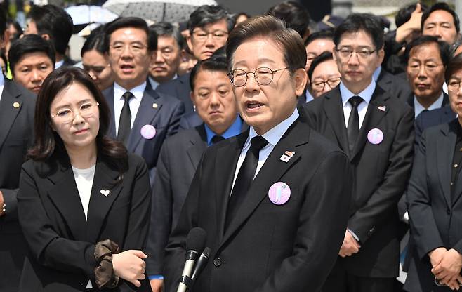 이재명 대통령이 대선 후보 당시 5월18일 광주 북구 국립5·18민주묘지에서 열린 '제45주기 5·18 민주화운동기념식'에 참석한 뒤 취재진의 질의에 답하고 있다. ⓒ국회사진기자단