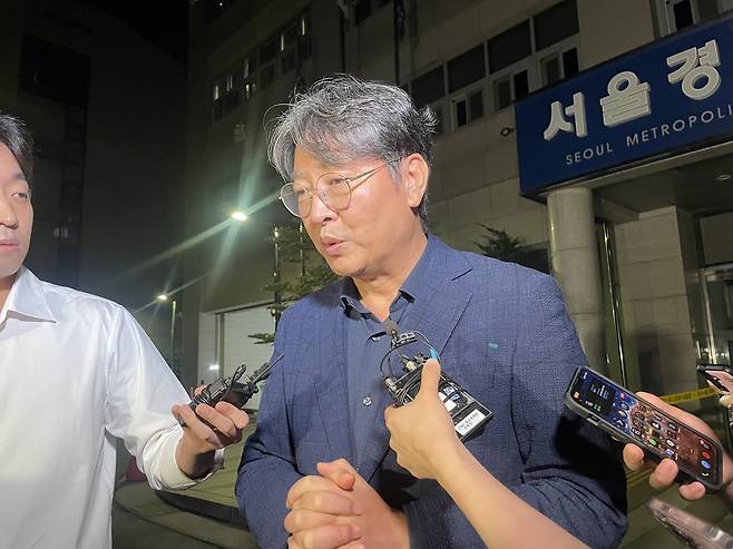 15일 오전 1시51분께 무소속 이춘석 의원이 서울 마포구 서울경찰청 금융범죄수사대에서 조사를 마친 뒤 나서고 있다. 사진=뉴시스