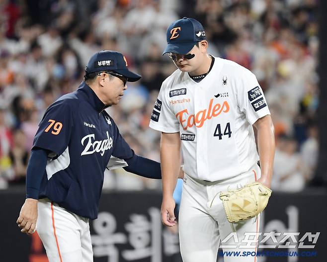 14일 대전 한화생명 볼파크에서 열린 한화와 롯데의 경기. 9회초 주자 남기고 강판 당하는 한화 마무리 김서현. 대전=송정헌 기자songs@sportschosun.com/2025.08.14/