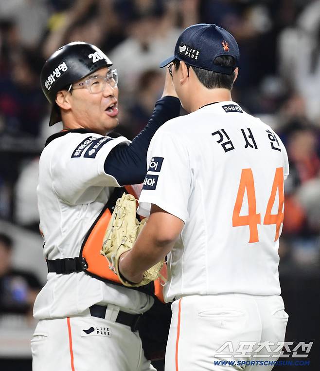 12일 대전 한화생명 볼파크에서 열린 한화 이글스와 롯데 자이언츠의 경기. 한화가 롯데에 2대 0으로 승리했다. 경기 종료 후 이재원과 하이파이브를 나누고 있는 김서현. 대전=송정헌 기자songs@sportschosun.com/2025.08.12/