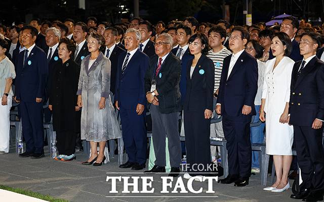 이날 열린 제21대 대통령 국민임명식 '광복 80년, 국민주권으로 미래를 세우다' 행사에서 정청래 더불어민주당 대표, 권양숙, 김정숙 여사, 문재인 전 대통령, 목장균 광복회원, 이연수 엔씨AI 대표, 이 대통령, 김혜경 여사, 이국종 국군대전병원장(왼쪽부터)이 참석해 애국가를 제창하고 있다. /뉴시스