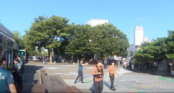 15일 구 안동역 광장 폭발물 신고로 통제. 사진 KBS 다큐 유튜브 캡처