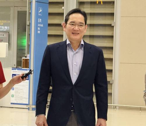 이재용 삼성 회장이 미국 출장을 마치고 15일 새벽 인천국제공항을 통해 입국했다. 연합뉴스