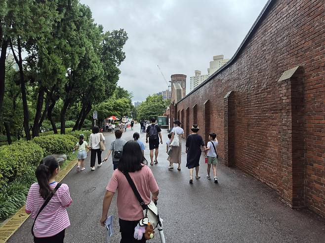 14일 오전 10시께 서울 서대문구 서대문형무소 초입부터 시민들의 발걸음이 이어졌다. 김도윤 기자.