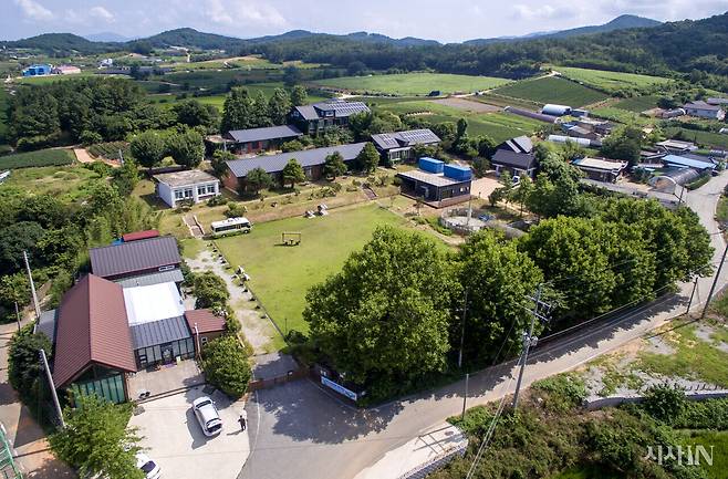 고창군 해리면에 있는 책마을해리 전경. ‘1인 1책 구입’을 하거나 1인당 입장료 8000원을 내고 들어갈 수 있다. ⓒ시사IN 조남진