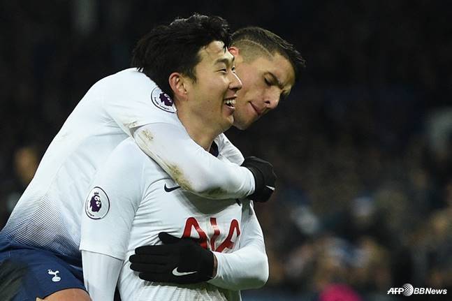 손흥민을 안아주는 에릭 라멜라. /AFPBBNews=뉴스1