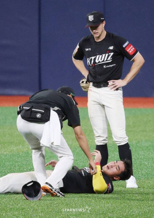 2025 신한 SOL Bank KBO리그키움 히어로즈 대 kt 위즈 경기가 15일 서울 고척스카이돔에서 열렸다. KT 우익수 안현민이 8회말 키움 카디네스의 2루타를 수비하다 부상을 당한 후 고통을 호소하고 있다. 안현민은 앰뷸란스를 타고 병원으로 직행했다. /사진=김진경 대기자