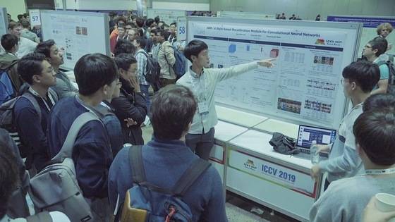 루닛 관계자가 의료AI를 활용한 연구결과를 소개하고 있다. (루닛 제공)